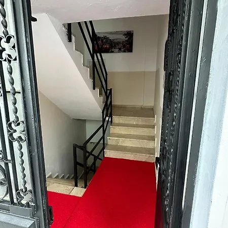 Goektuerk アパート